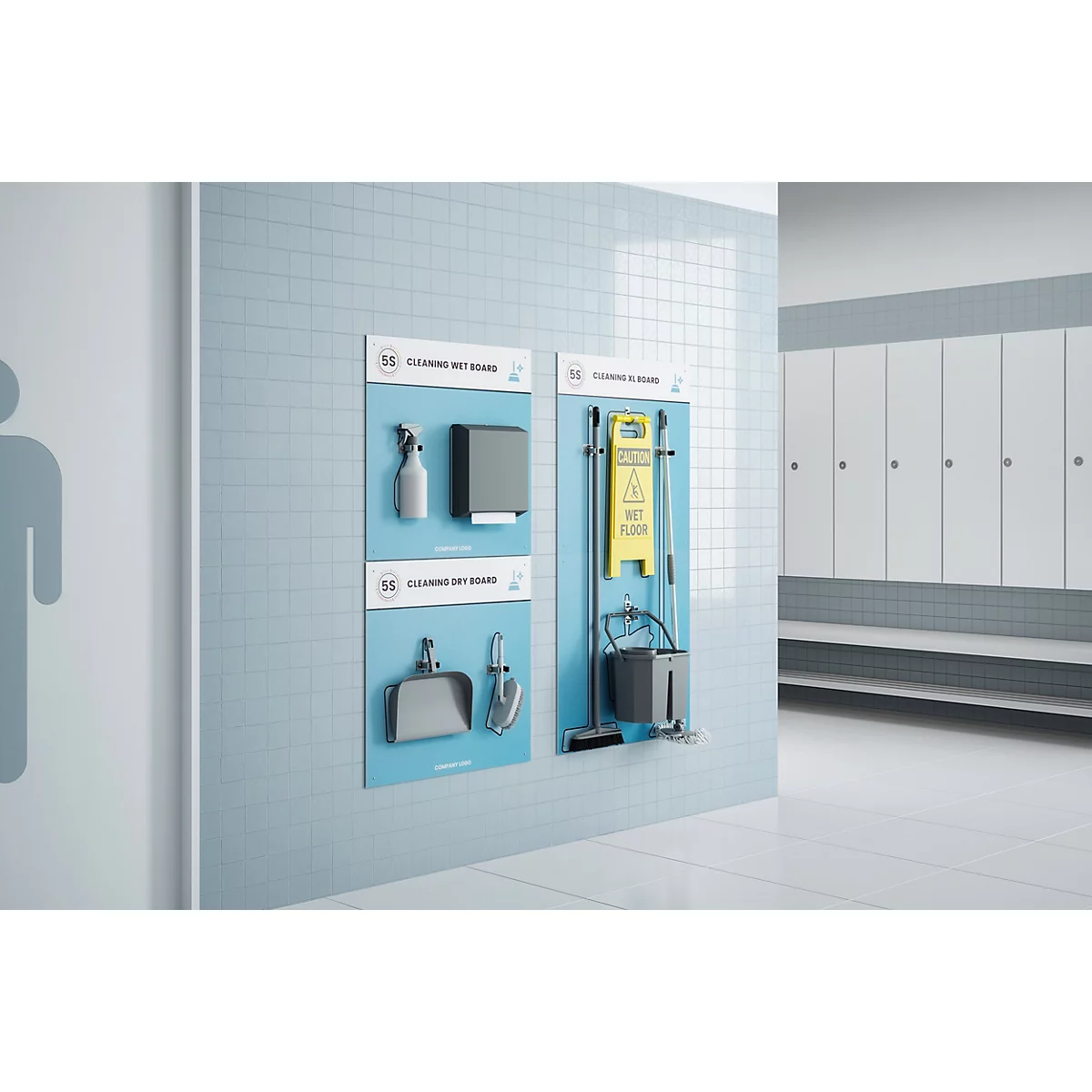 In einer öffentlichen Toilette hängen Reinigungsmittel an der Wand. Auf der linken Seite befindet sich ein Sprühgerät, ein Papiertuchspender und eine Kehrschaufel-Set. Rechts stehen ein Wischer, ein Eimer und ein 'Achtung Rutschgefahr' Schild.