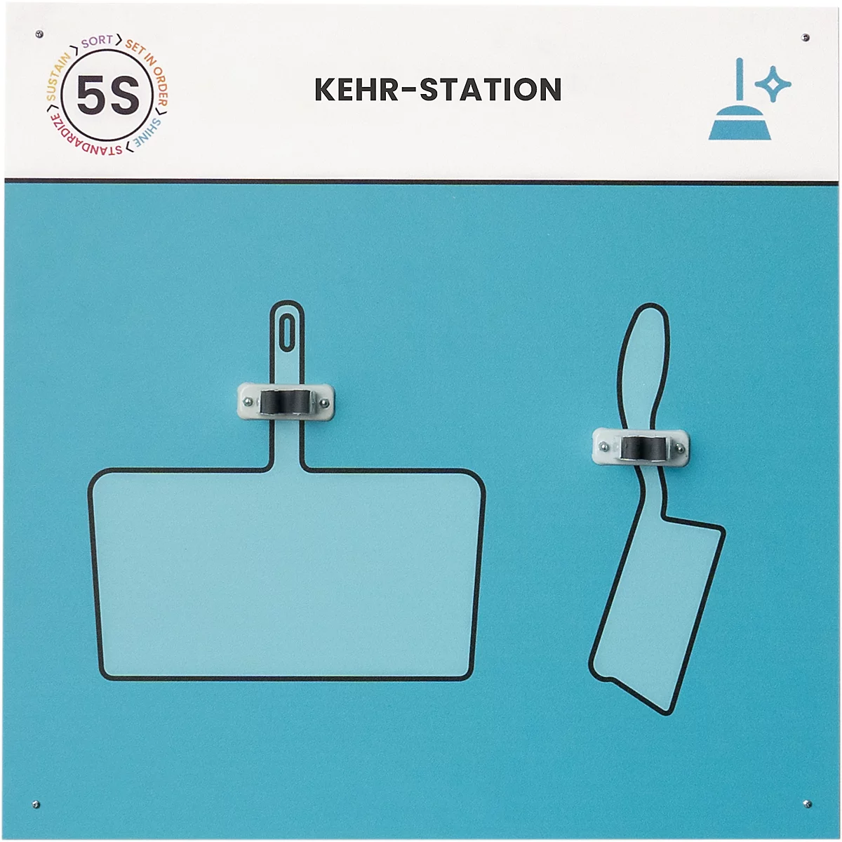 Blaue Tafel mit Aufhängungen für Kehrwerkzeug. Schriftzug: Kehr-Station.