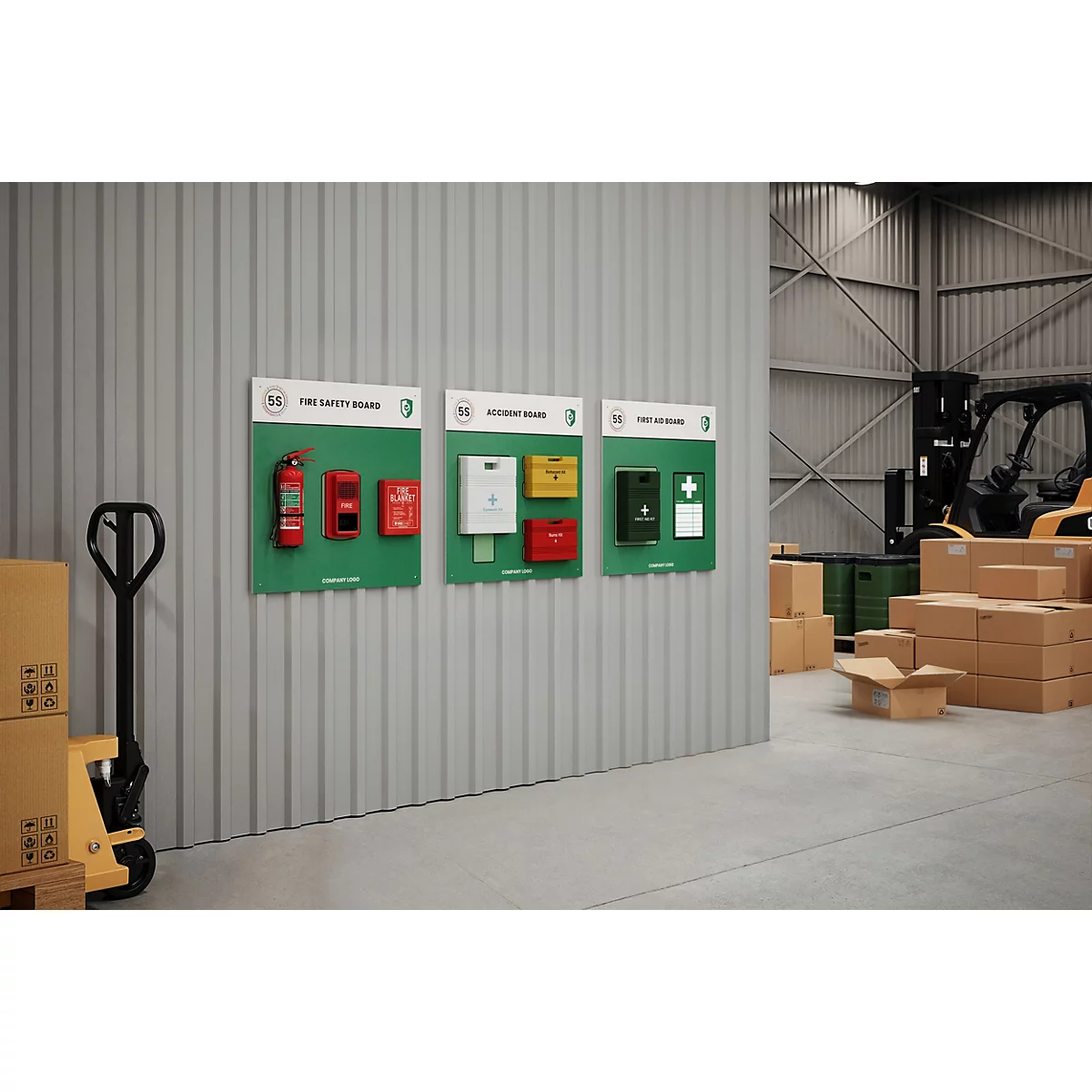 Trois tableaux verts avec du matériel de sécurité sur un mur gris. Extincteur, trousses de premiers soins et équipement d'urgence dans un entrepôt.