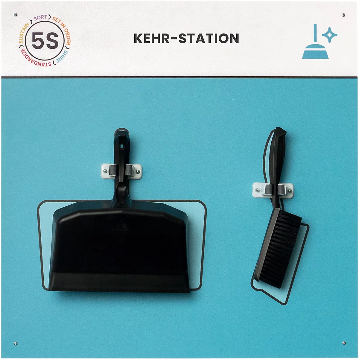 Mur bleu avec pelle et balai. Au-dessus, il est écrit 'Station de balayage' et le logo 5S.