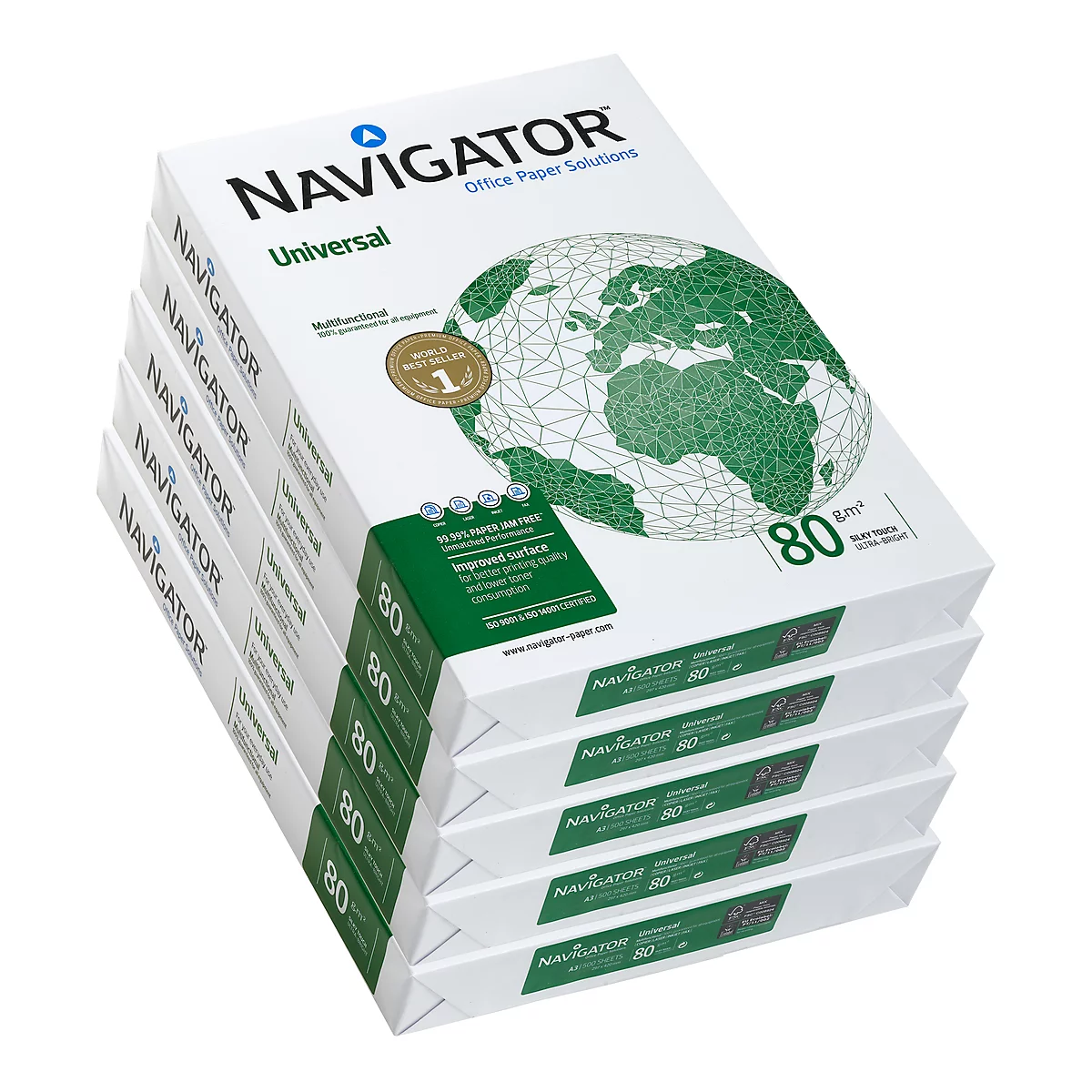 Une pile de feuilles de papier de la marque Navigator. Les paquets sont blancs avec des accents verts et un motif de globe.
