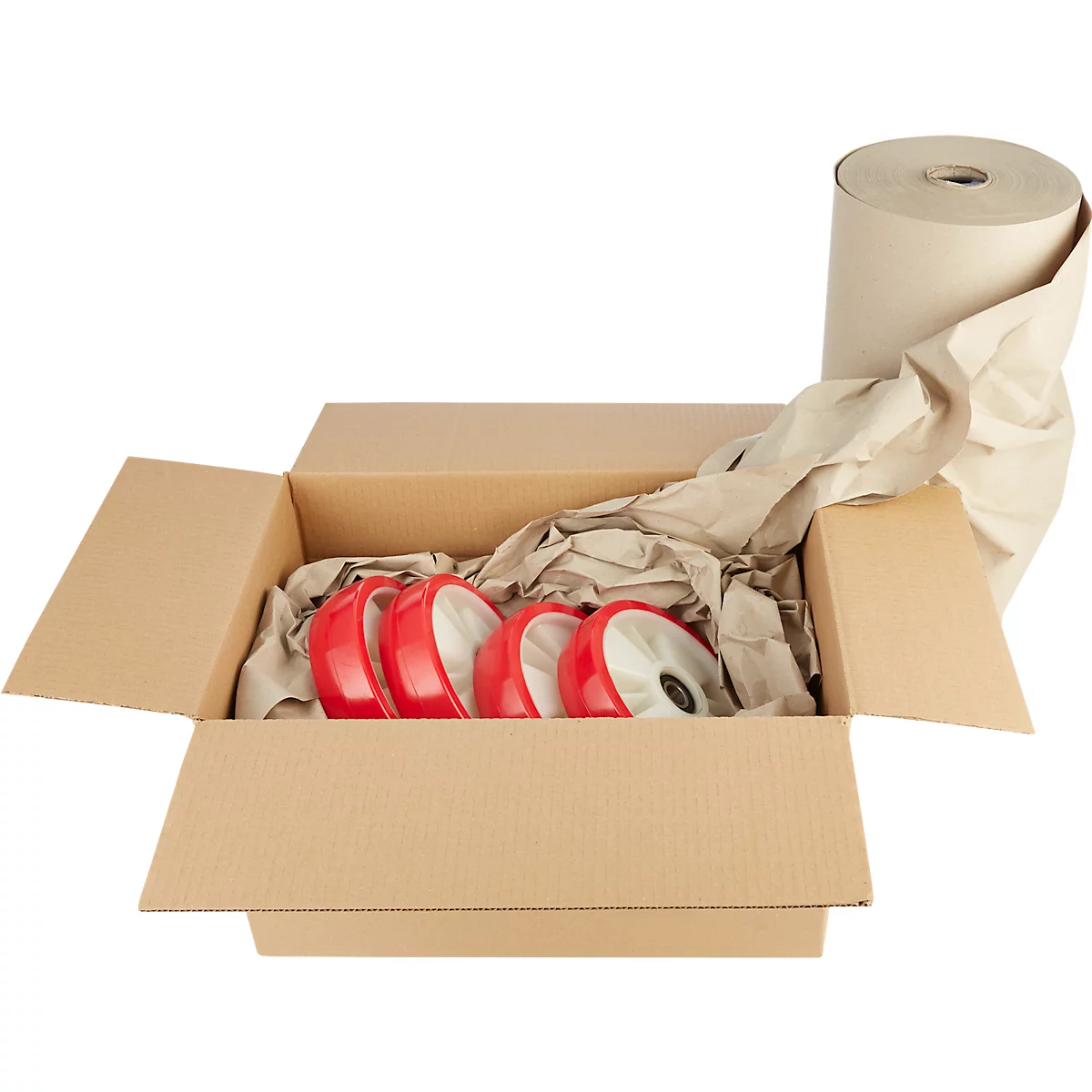Boîte en carton ouverte avec des roues rouges, emballée dans du papier brun. A côté un rouleau de papier.