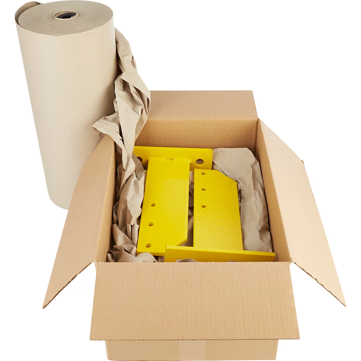 Pièces métalliques jaunes dans une boîte en carton, entourées de papier brun. Un rouleau de papier est à côté.