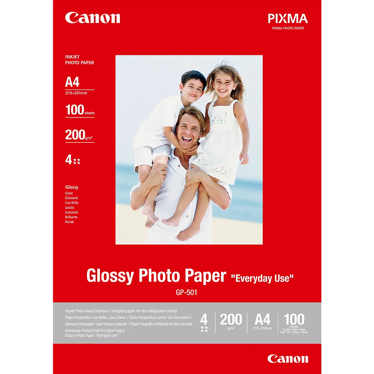 Un homme porte deux enfants sur ses épaules. Sur fond rouge, un paquet de papier photo Canon.