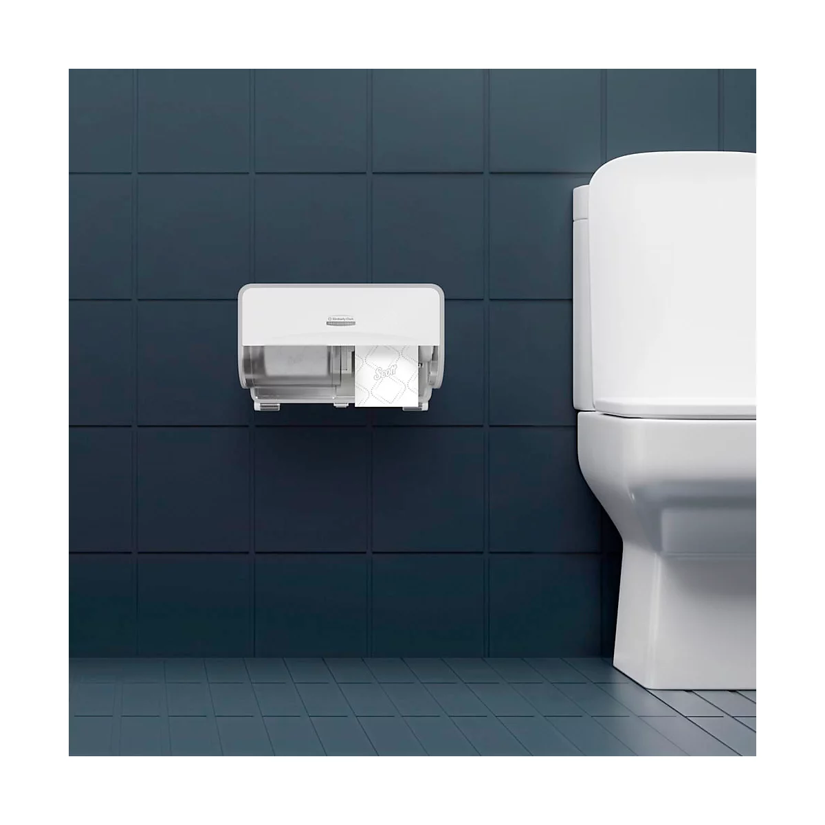 Distributeur de serviettes en papier blanc sur un mur bleu. À côté d'une cuvette de toilettes blanche. Un rouleau de papier est visible.