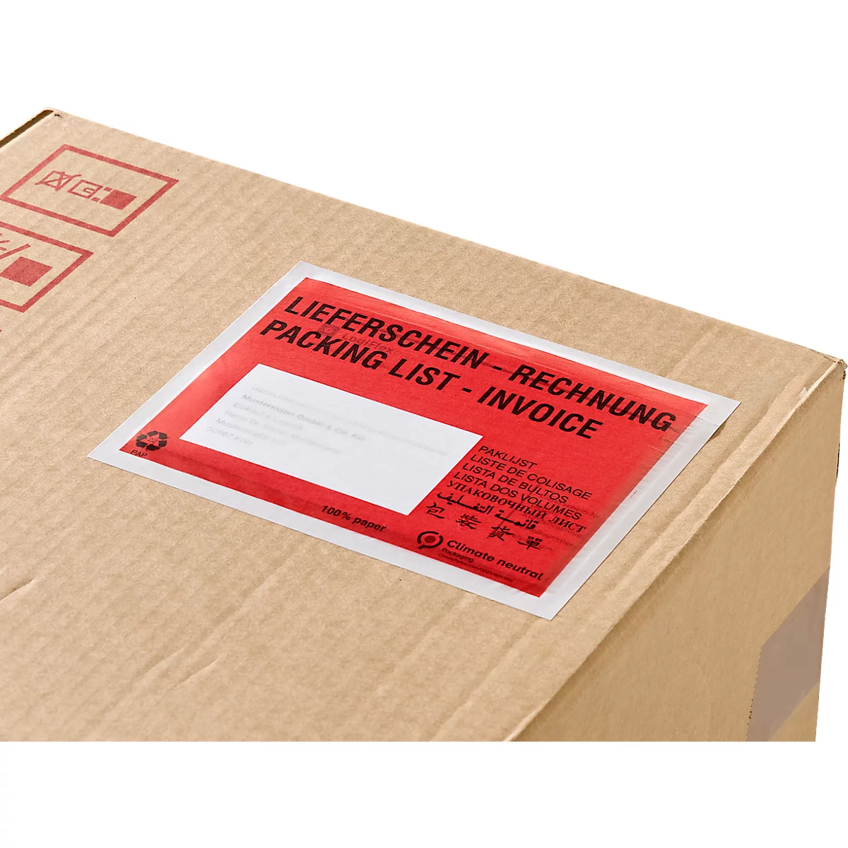 Bruine kartonnen doos met een rode pakbon-factuur envelop op het oppervlak.