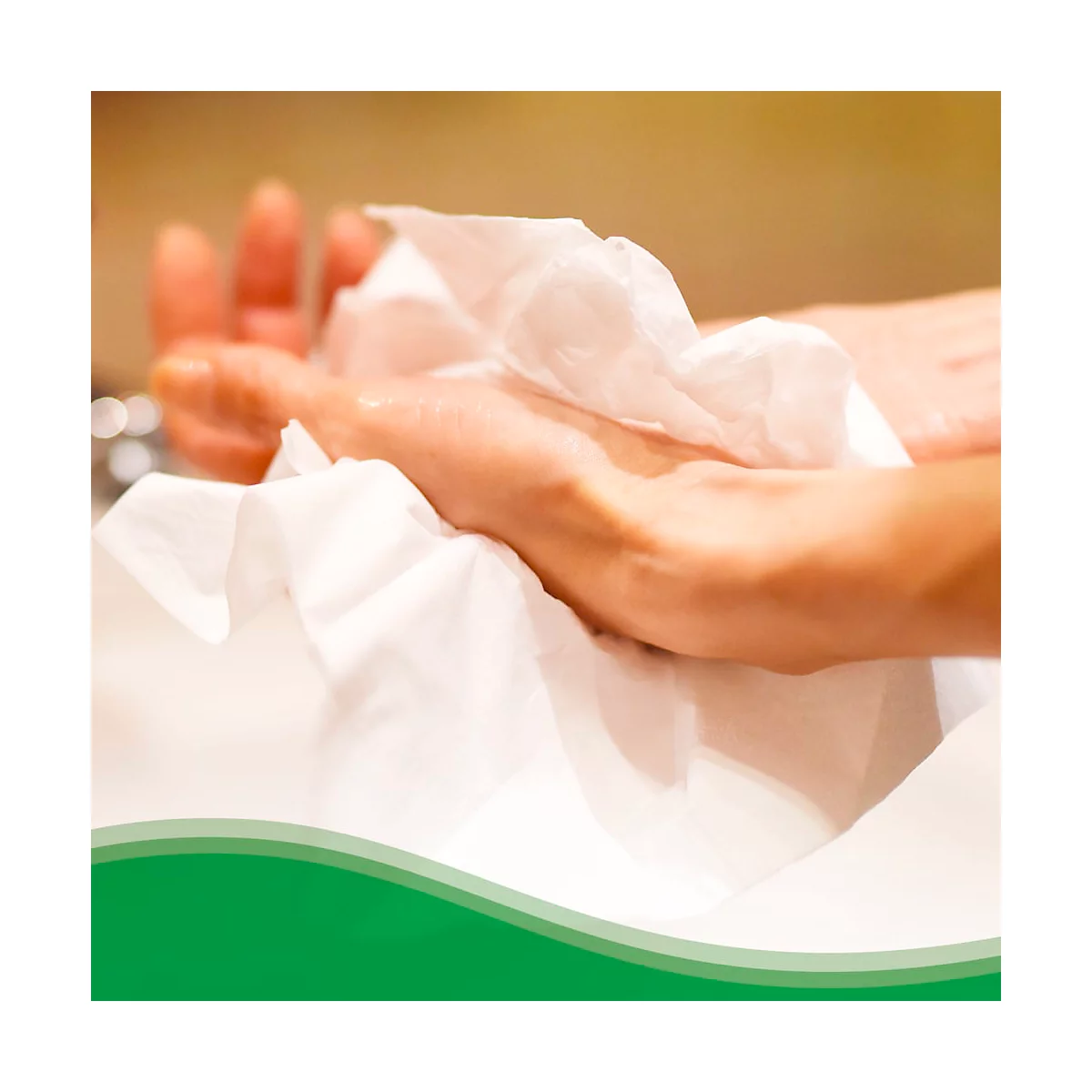 Handen die zich afvegen met een witte doek.