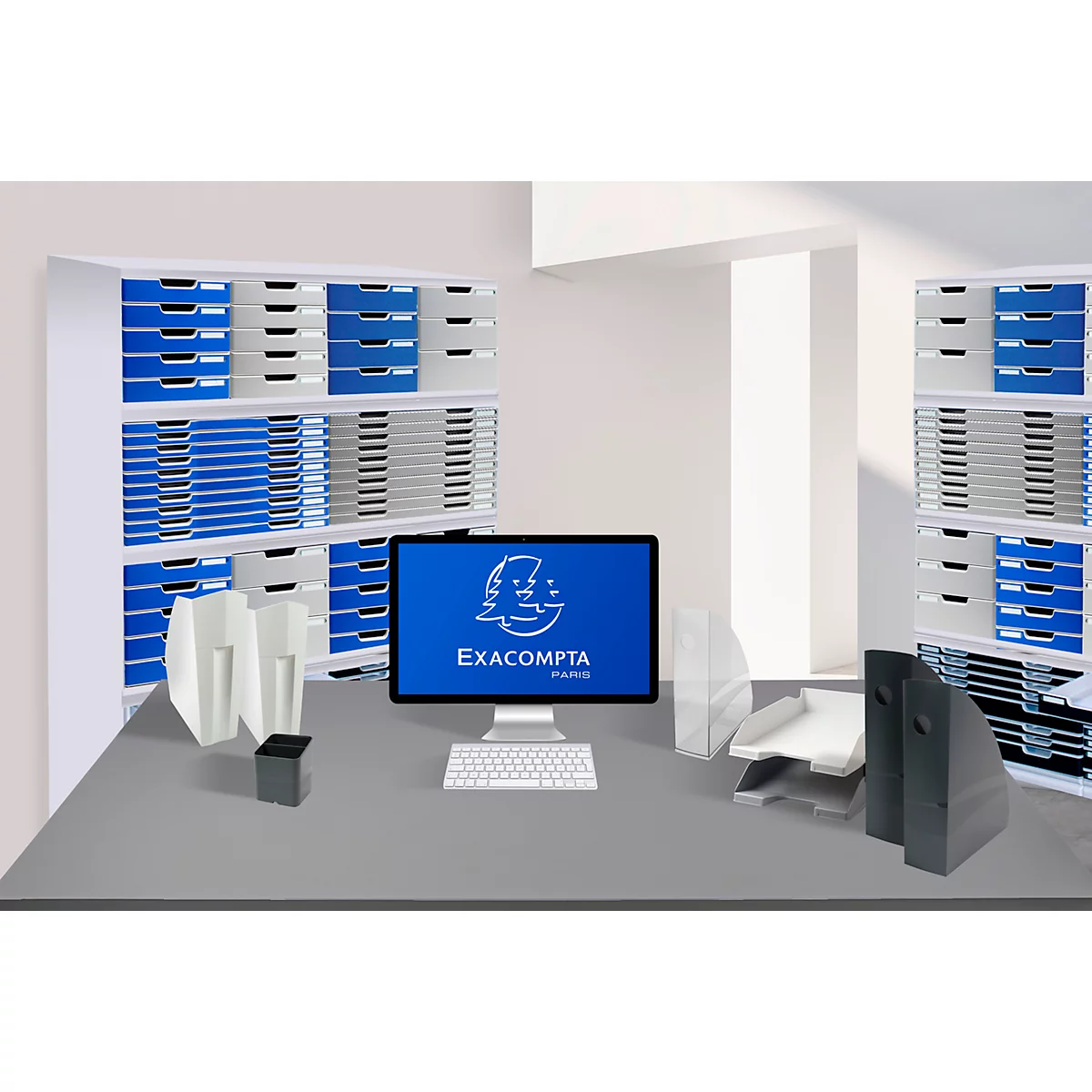 Schreibtisch mit Computer und Bürozubehör. Im Hintergrund Regale mit Ordnern und Schubladen.