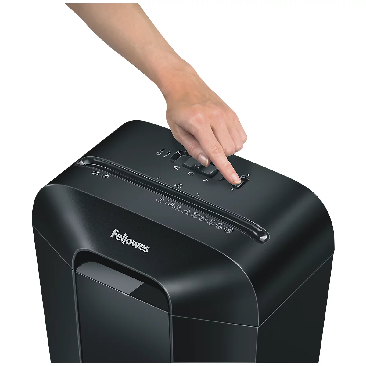 Een hand die de schakelaar boven op een zwarte Fellowes papierversnipperaar bedient.