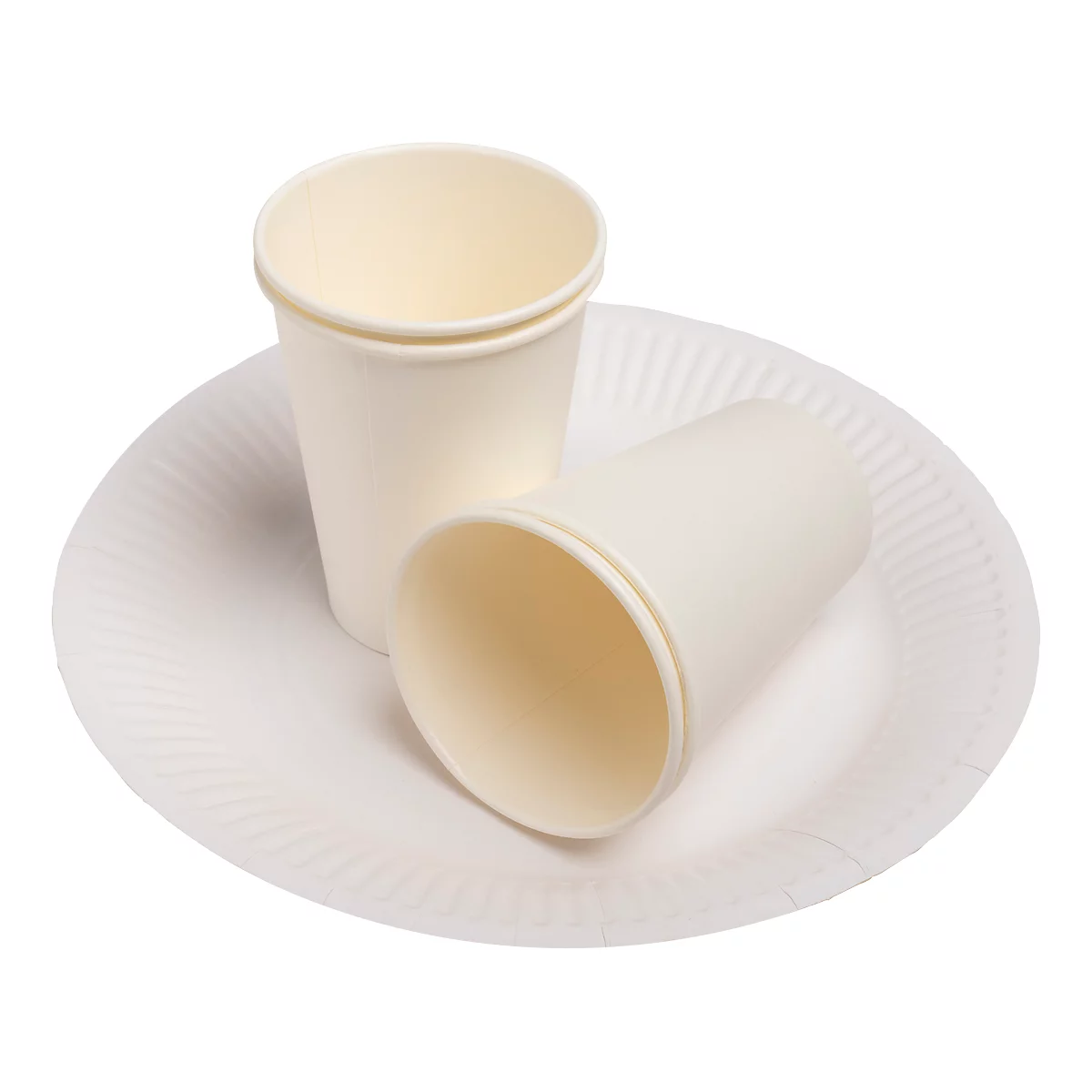 Zwei Becher auf einem Pappteller. Ein Becher steht, der andere liegt.