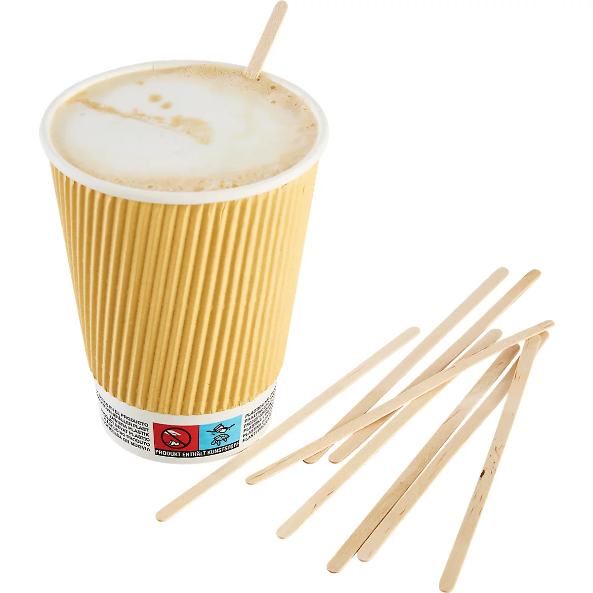 Tasse de café avec mousse de lait et bâtonnets en bois, tasse jaune. Sur fond clair.