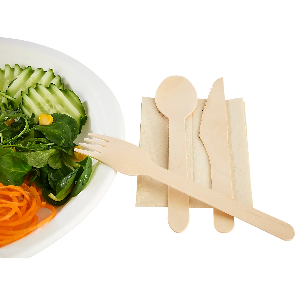 Teller mit Salat und Holzbesteck. Gabel, Löffel und Messer liegen auf einem Papier-Serviette.