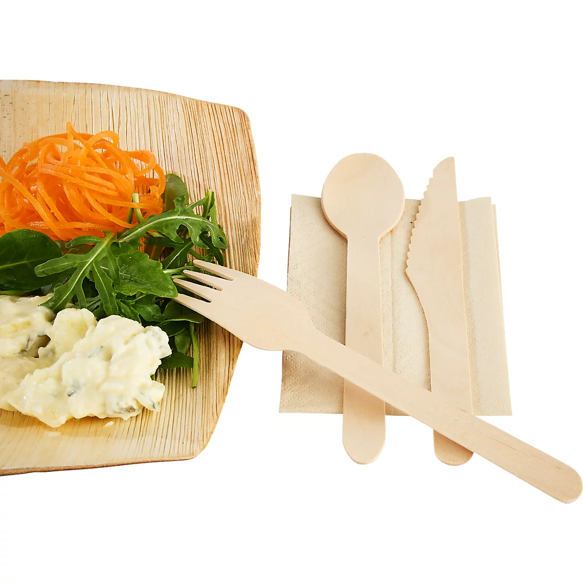 Teller mit Salat und Dressing, daneben Besteck aus Holz.