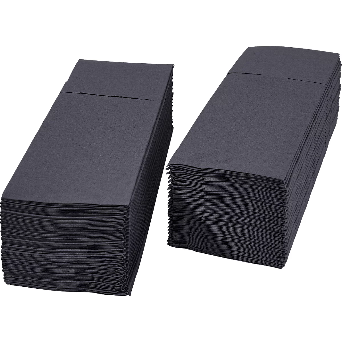 Twee stapels zwarte servetten, gevouwen en opgestapeld.