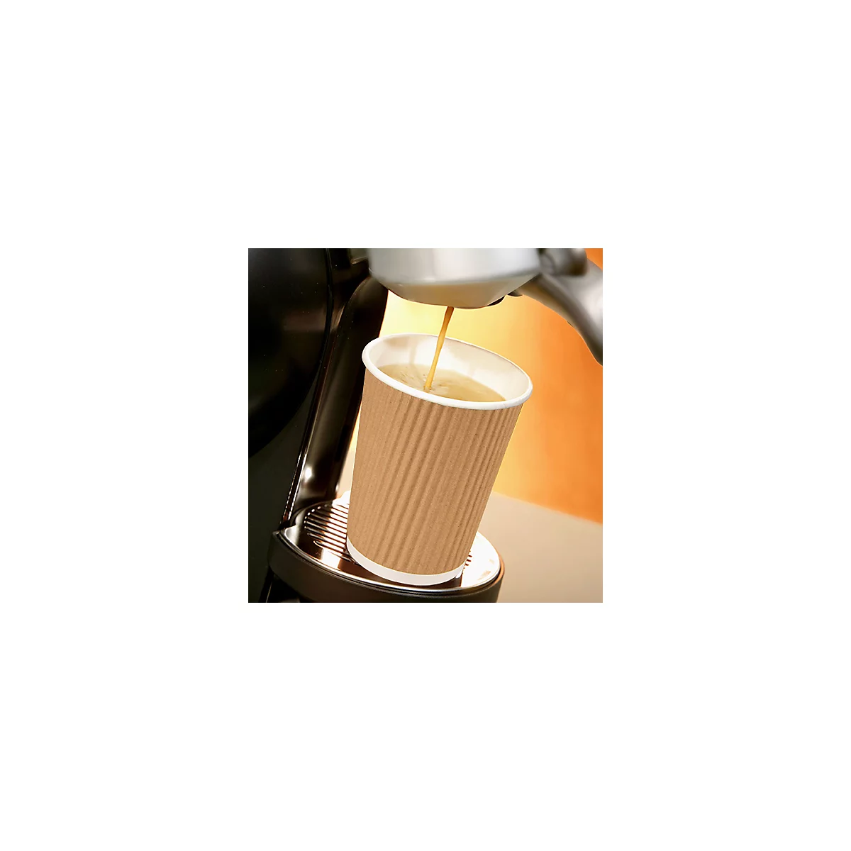 Du café coule dans un gobelet en papier, placé dans une machine à café. La tasse a une surface nervurée.
