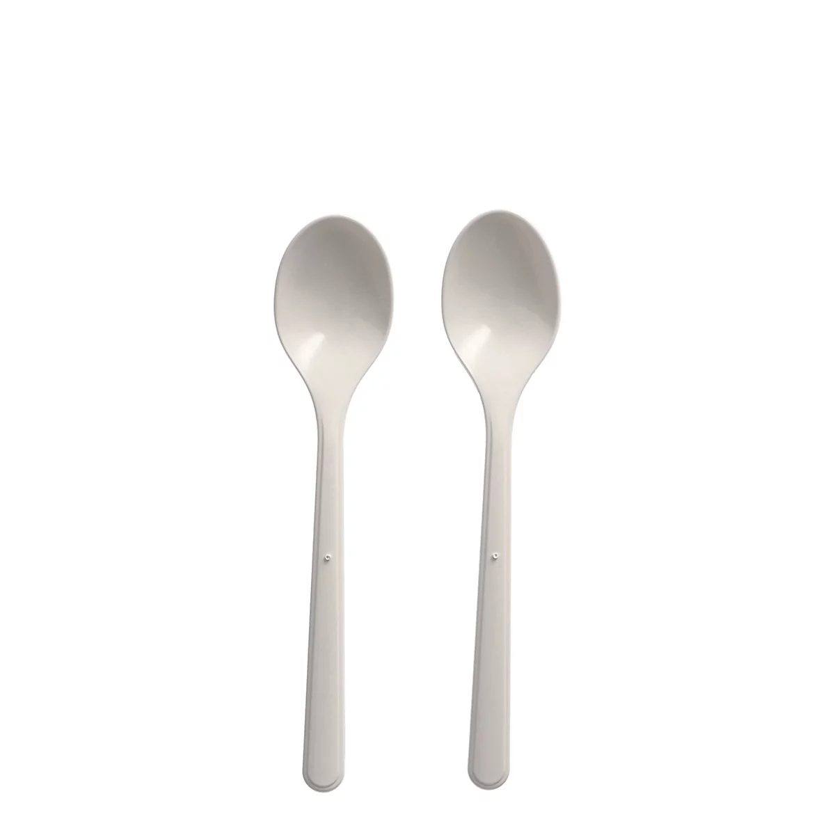 Zwei weiße Löffel vor weißem Hintergrund.