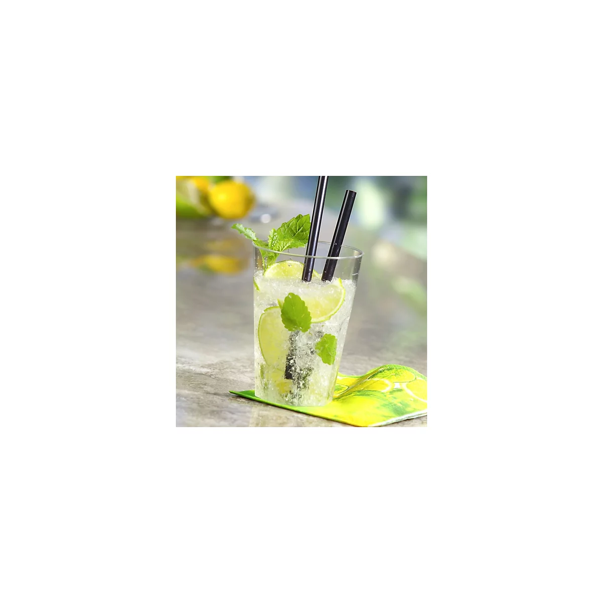 Ein Mojito in einem Glas, mit Limettenscheiben, Minze und Eiswürfeln. Zwei schwarze Strohhalme stecken im Getränk. Auf einem gelb-grünen Untersetzer.