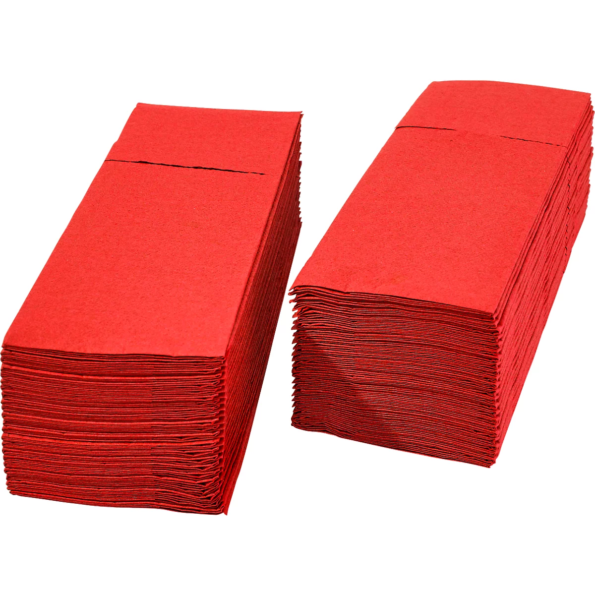 Deux piles de serviettes rouges sur fond blanc.