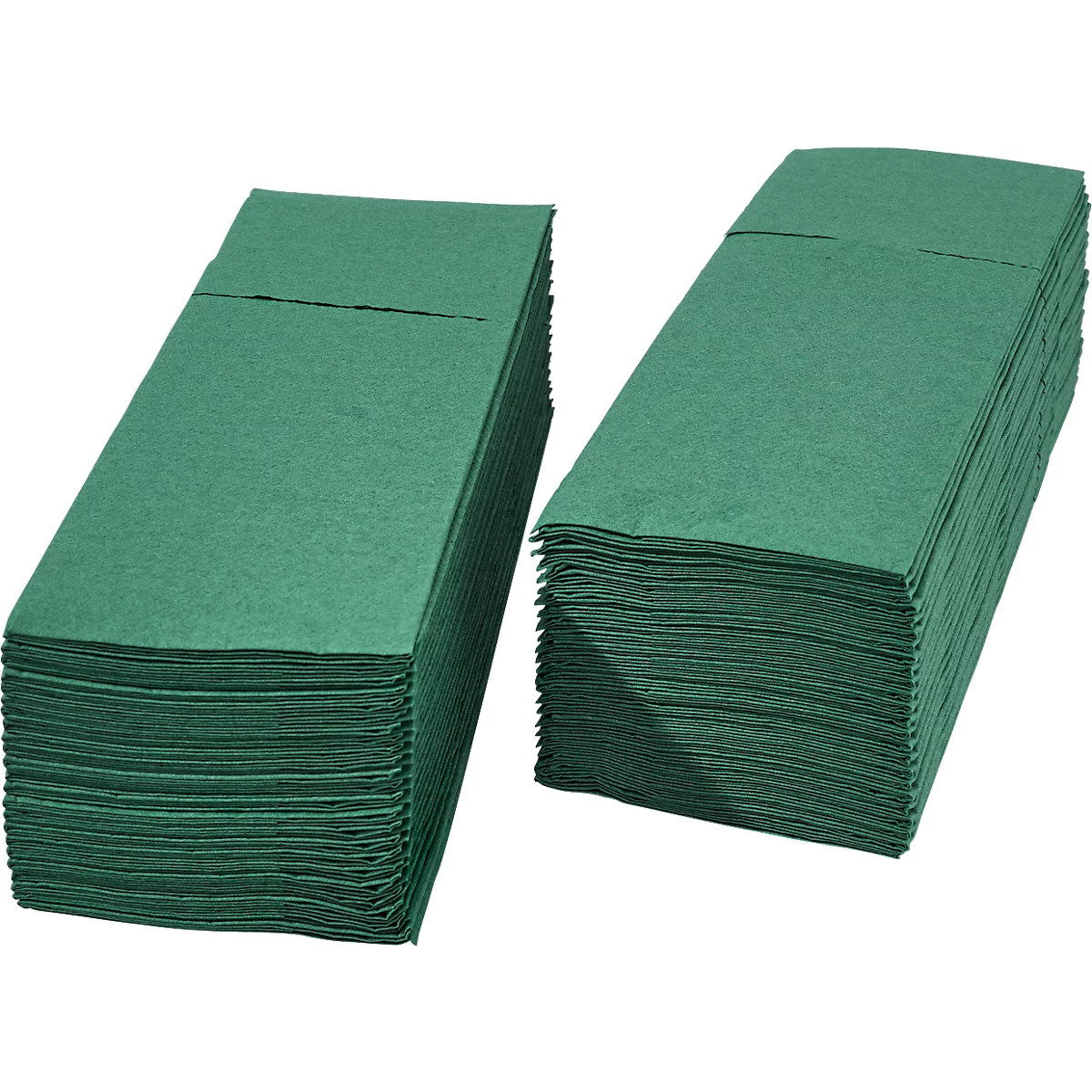 Deux piles de serviettes vertes côte à côte. Pliées en haut.
