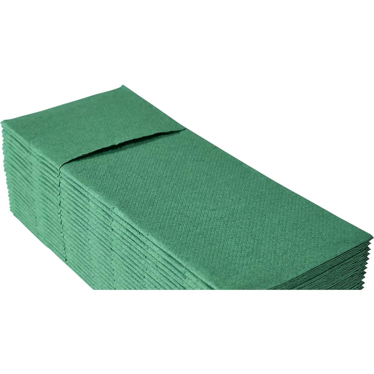 Un empilement de serviettes en papier vertes, pliées, sur fond blanc.
