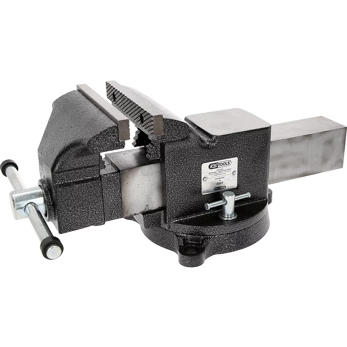 Schwarzer Schraubstock, geöffnet. Auf der Seite ist ein Schild mit der Aufschrift 'KS TOOLS' zu sehen.