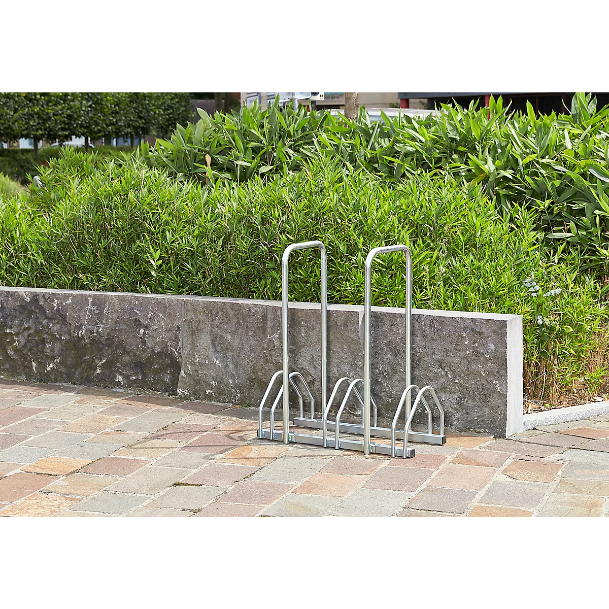 Parking à arceaux Mottez B135AR, 2 côtés, pour pneus de L 35-55 mm, avec antivol, 2 arceaux, pour jusqu'à 3 vélos, L 720 x P 330 x H 830 mm, tube d'acier, argenté