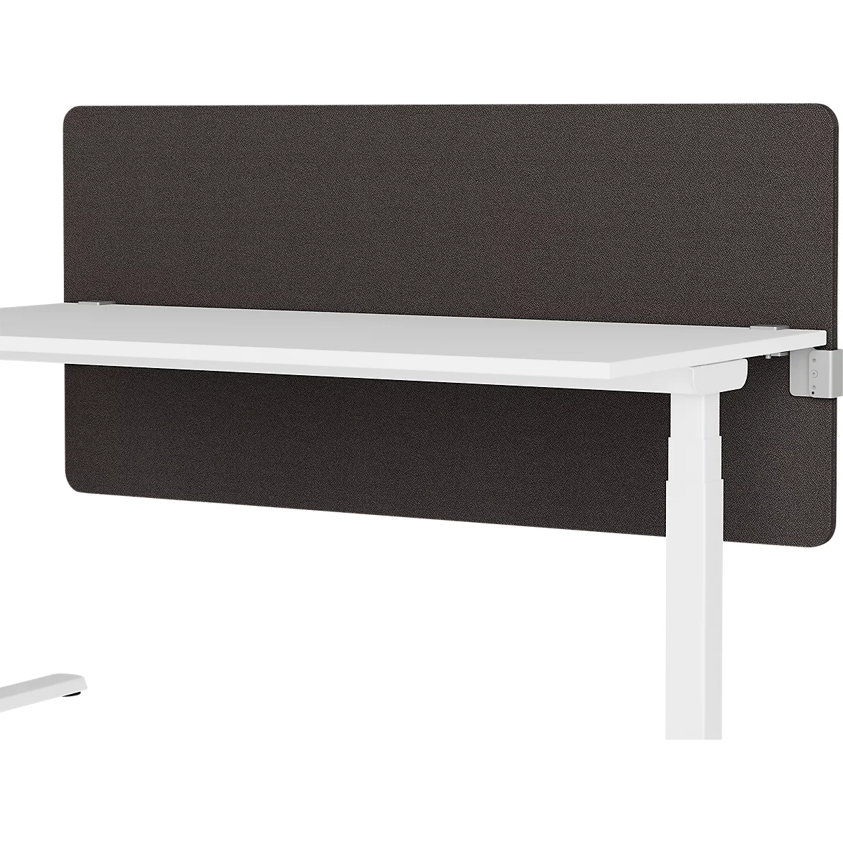 Un bureau blanc avec un panneau en tissu marron comme écran.
