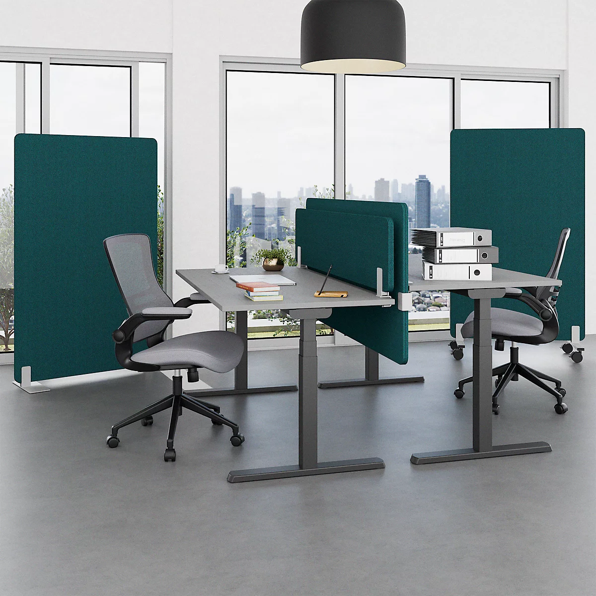Bureau avec bureaux, cloisons vertes et sol gris. Chaises, classeurs et vue sur une ville.