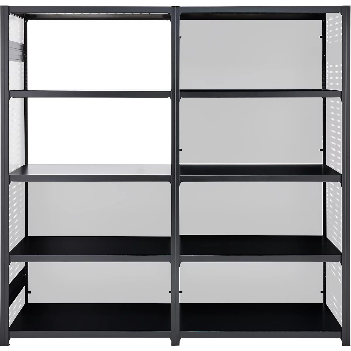 Une étagère noire vide avec plusieurs étagères. Elle a une forme rectangulaire et est placée sur un fond blanc.