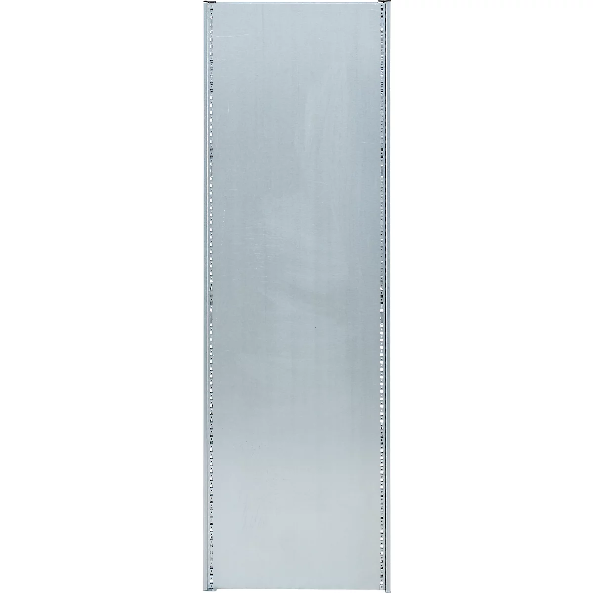 Plaque métallique avec perforations sur les côtés. Un gros plan.