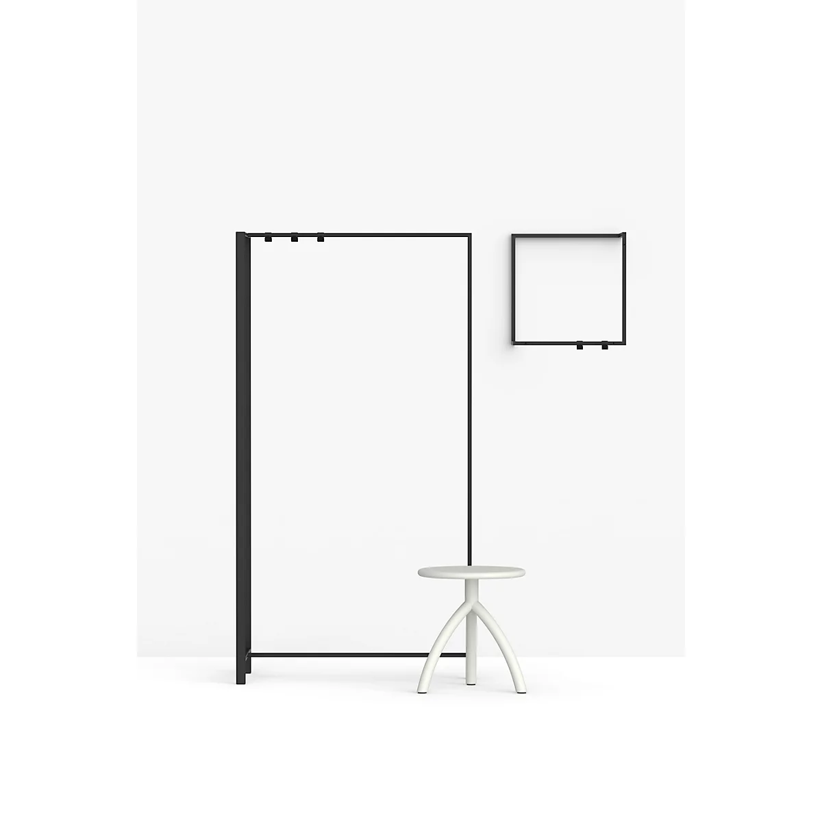 Image avec cadre en métal noir, tabouret blanc et cadre mural carré sur fond blanc.