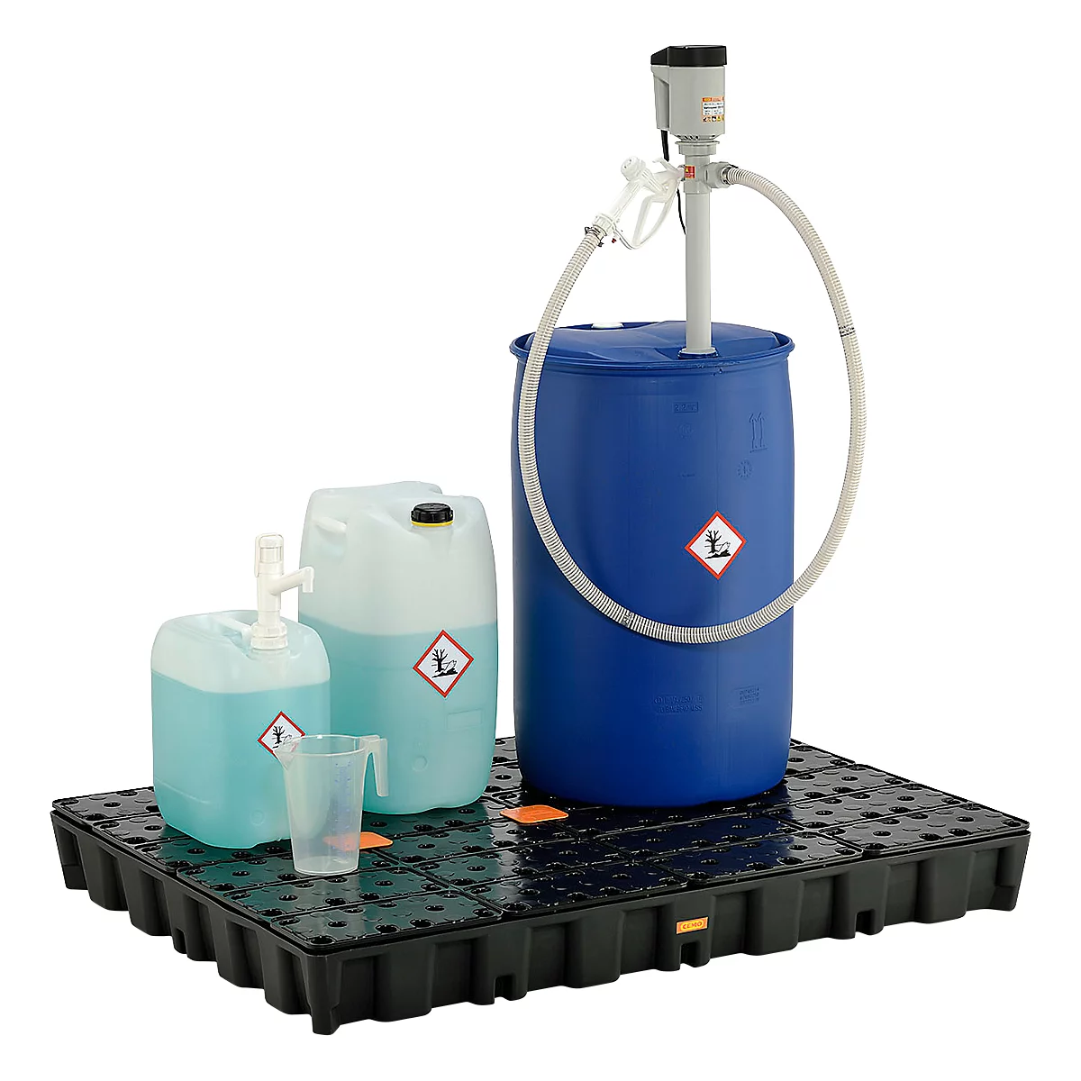 Blaue Tonne mit Pumpe und Behältern auf schwarzer Kunststoffpalette. Gefahrensymbole.
