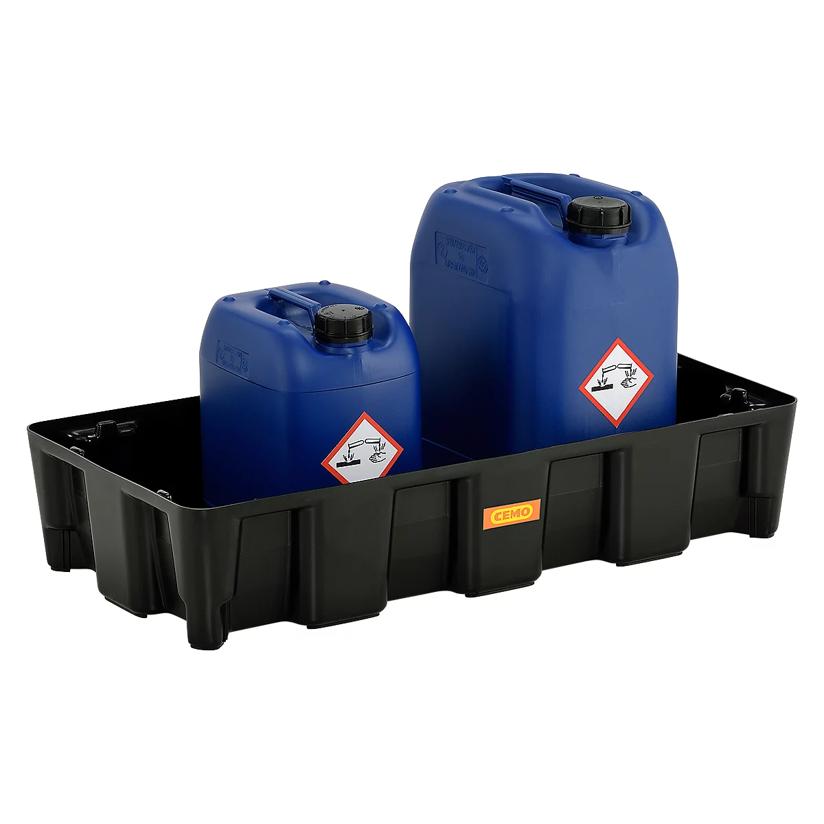 Zwei blaue Kanister mit Gefahrgut-Symbolen stehen in einer schwarzen Wanne.