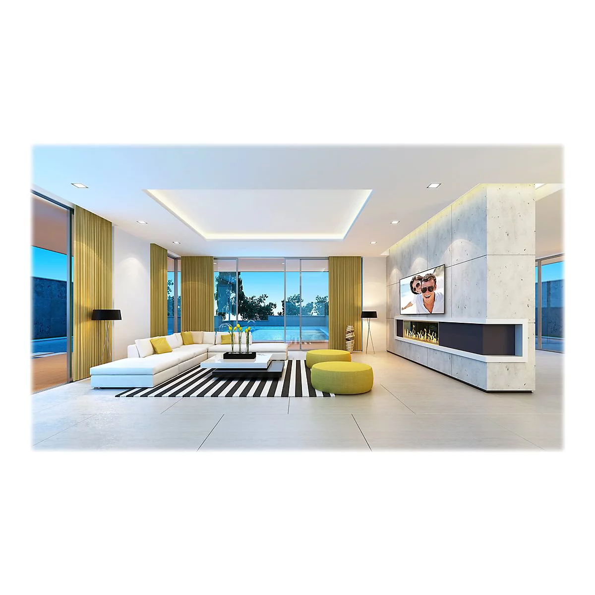 Ein luxuriöses Wohnzimmer mit Poolblick, weißem Sofa, goldenen Vorhängen, Flachbildschirm und Kamin.