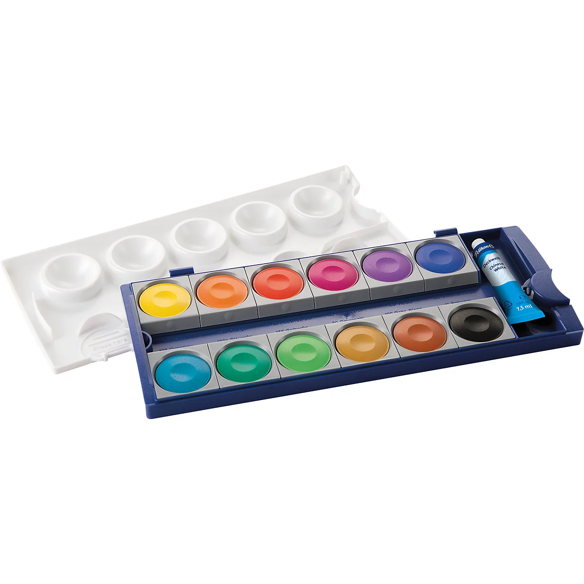 Ein blauer Malkasten mit bunten Wasserfarben, einer Tube Deckweiß und einer weißen Mischpalette.