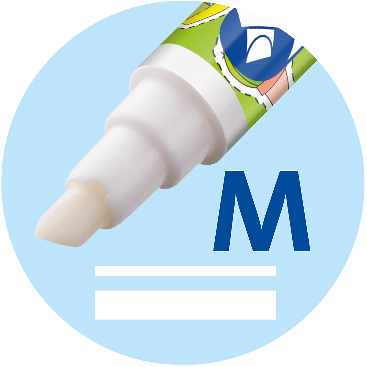 Close-up van de punt van een viltstift met de letter M voor medium lijndikte, tegen een lichtblauwe cirkel.