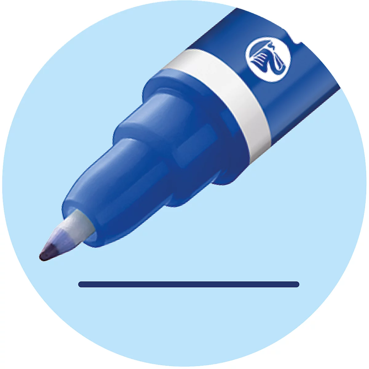 Nahaufnahme der blauen Schreibspitze eines Pelikan-Stifts vor hellblauem Hintergrund.