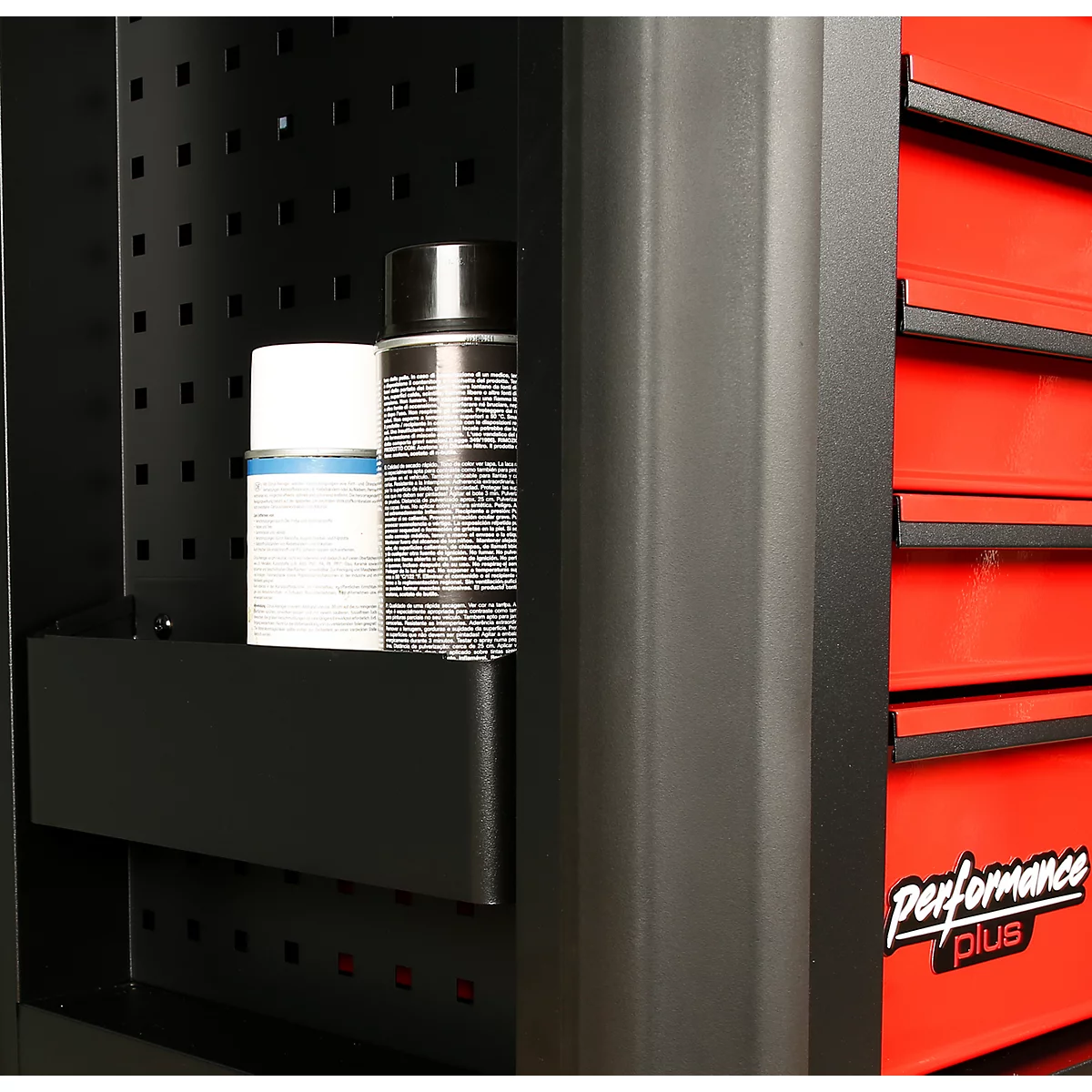 Detailaufnahme eines Werkzeugschranks: Schwarze Halterung mit zwei Spraydosen, dahinter rote Schubladen. 'Performance plus' Schriftzug.