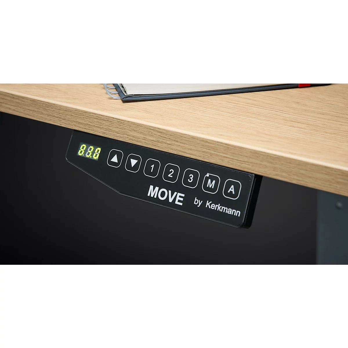 Gros plan sur le panneau de commande d'un bureau réglable en hauteur avec affichage LED.