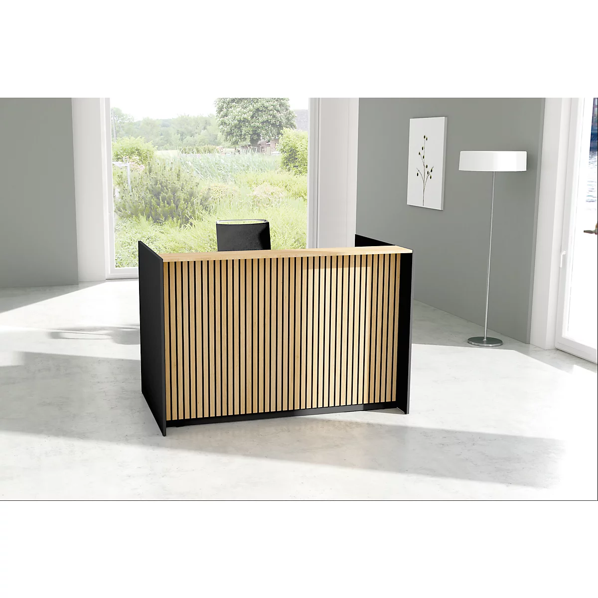 Réception moderne avec lattes en bois, bordure noire et une chaise. En arrière-plan, des fenêtres avec vue sur la verdure.