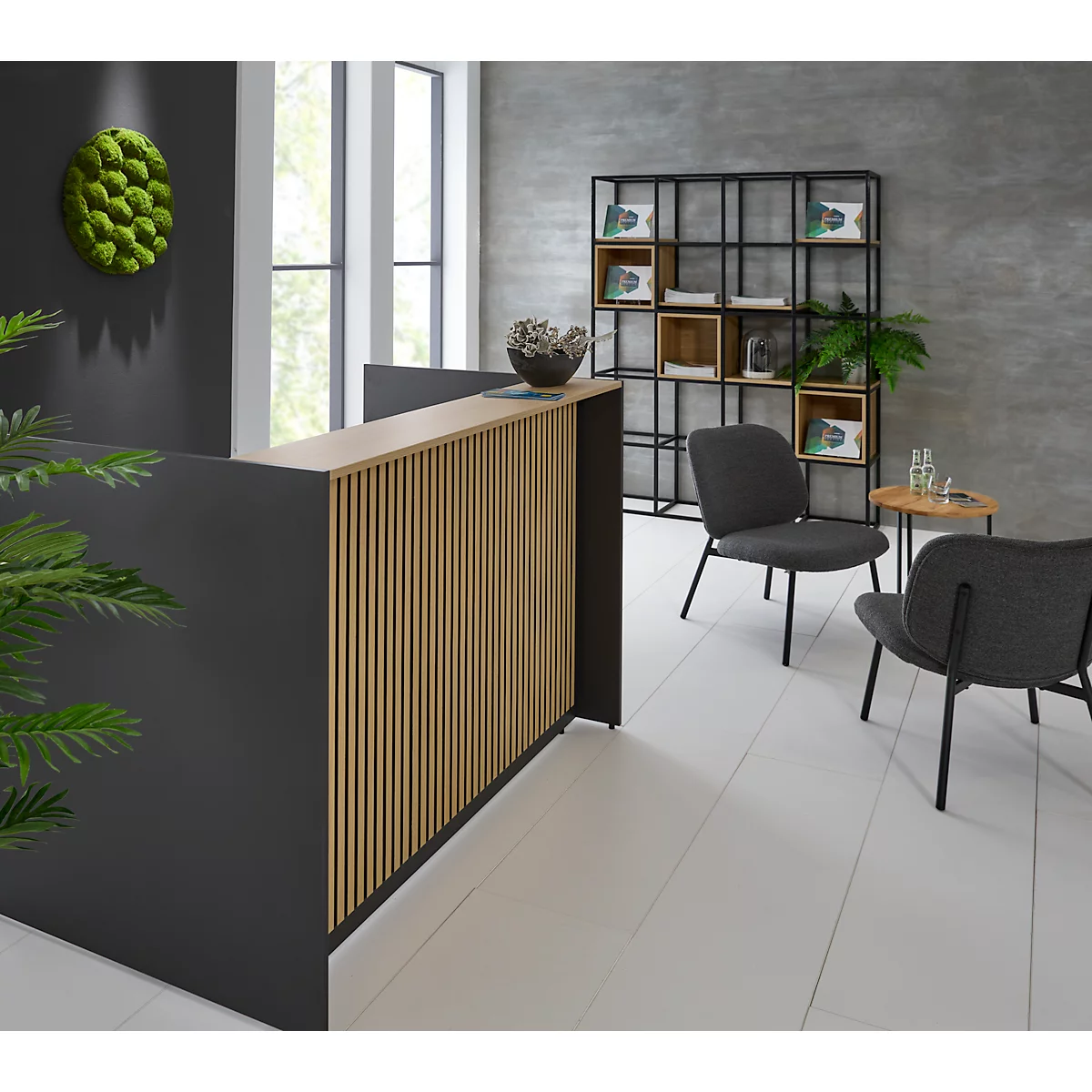 Réception moderne avec lattes en bois, sièges derrière. Une image murale verte et une bibliothèque en arrière-plan.