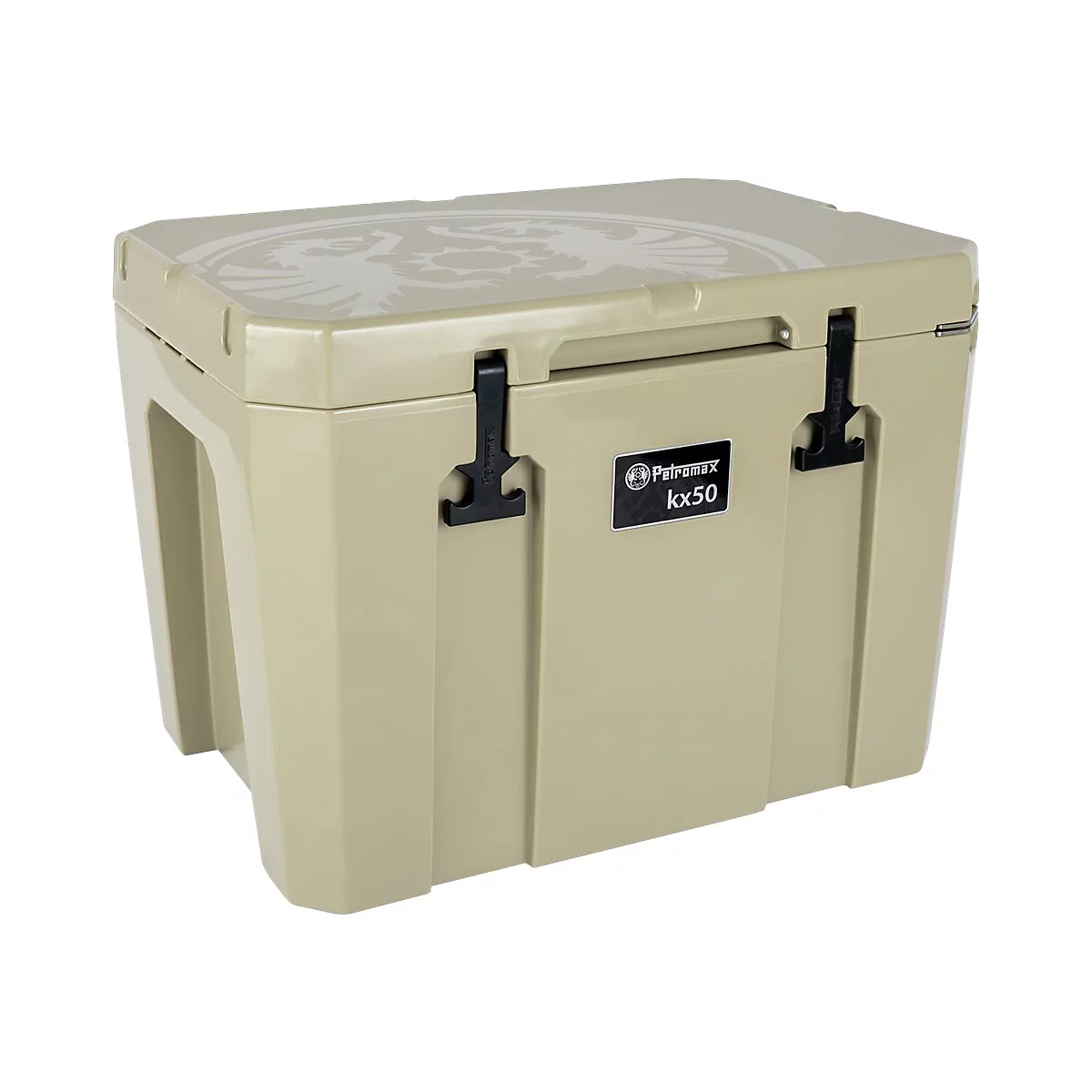 Beigefarbene Petromax Kühlbox KX50 vor weißem Hintergrund mit Logo auf dem Deckel.
