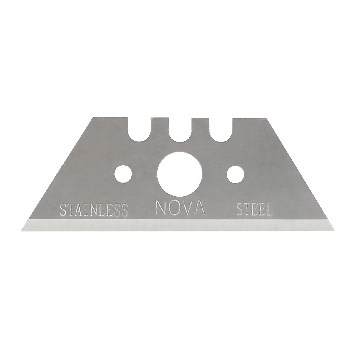 Gros plan d'une lame de rasoir argentée avec l'inscription "STAINLESS NOVA STEEL" sur fond noir.