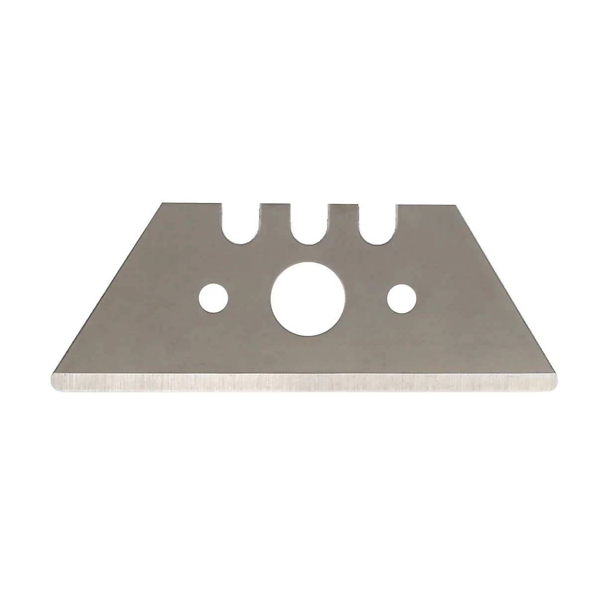 Een metalen mes, trapeziumvormig met een scherpe rand. Het heeft een rond gat en drie andere, evenals twee kleinere gaten.