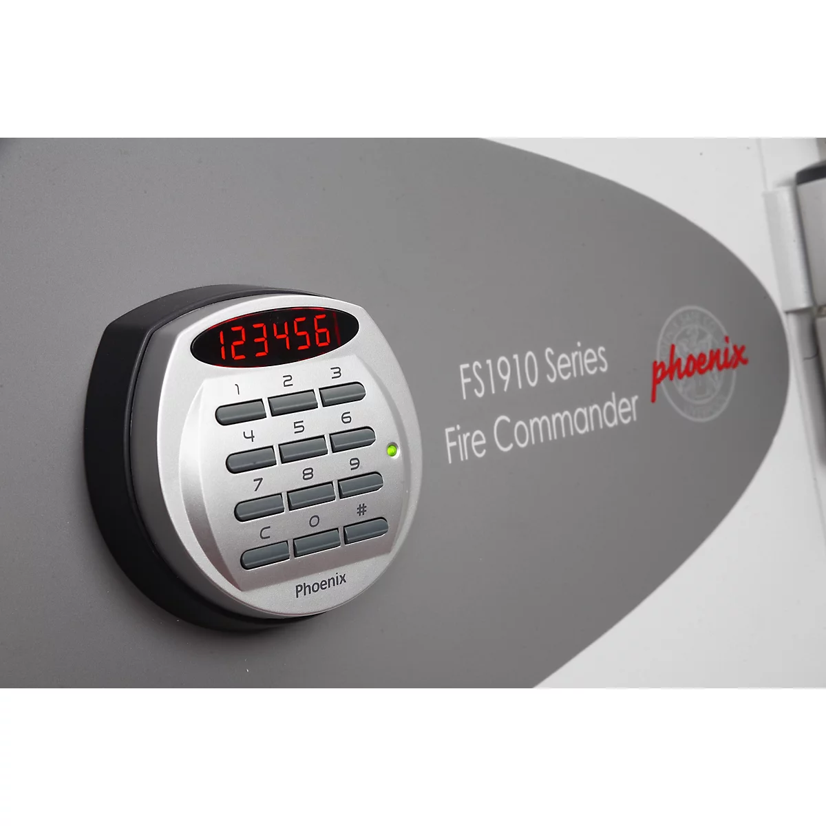 Nahaufnahme des digitalen Tastenfeldes eines grauen Phoenix Fire Commander FS1910 Tresors mit roter LED-Anzeige.