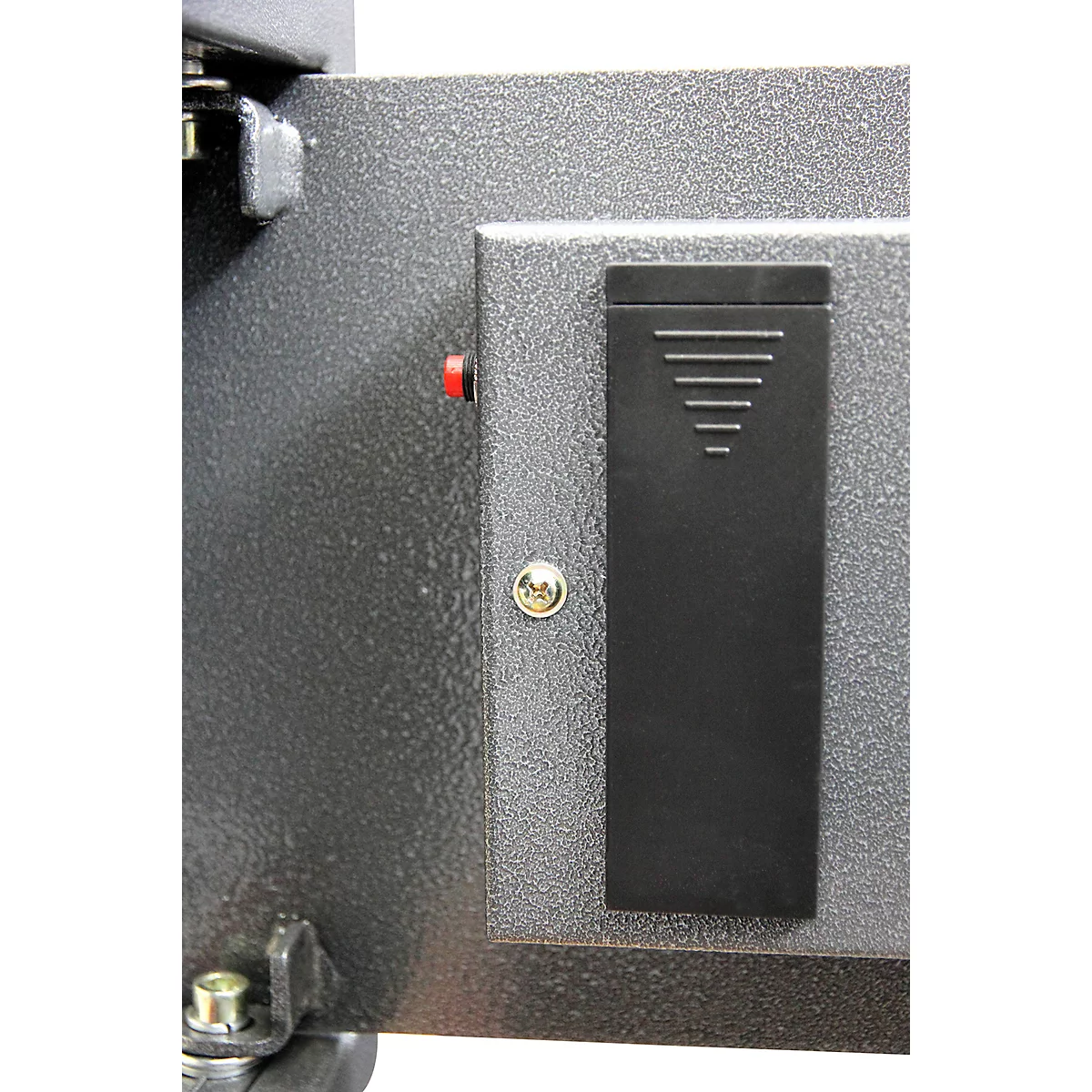 Nahaufnahme eines Safes mit einem schwarzen Bedienfeld, einem roten Knopf und einem silbernen Drehknopf.
