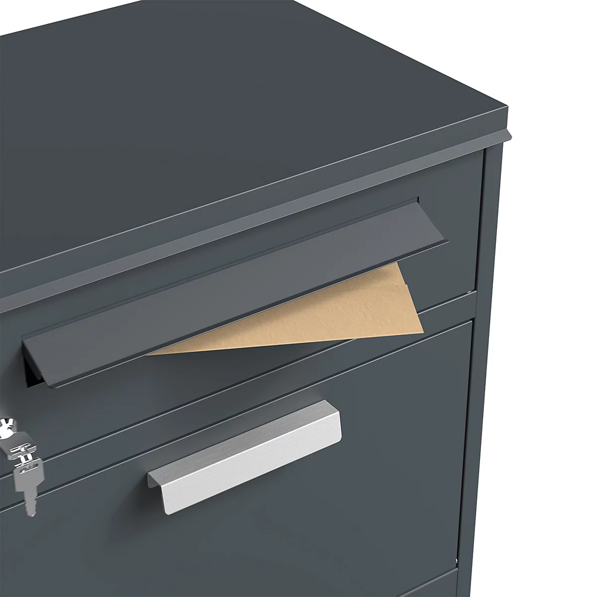 Dunkelgrauer Briefkasten mit einem Umschlag im Einwurfschlitz und einem silbernen Türgriff.