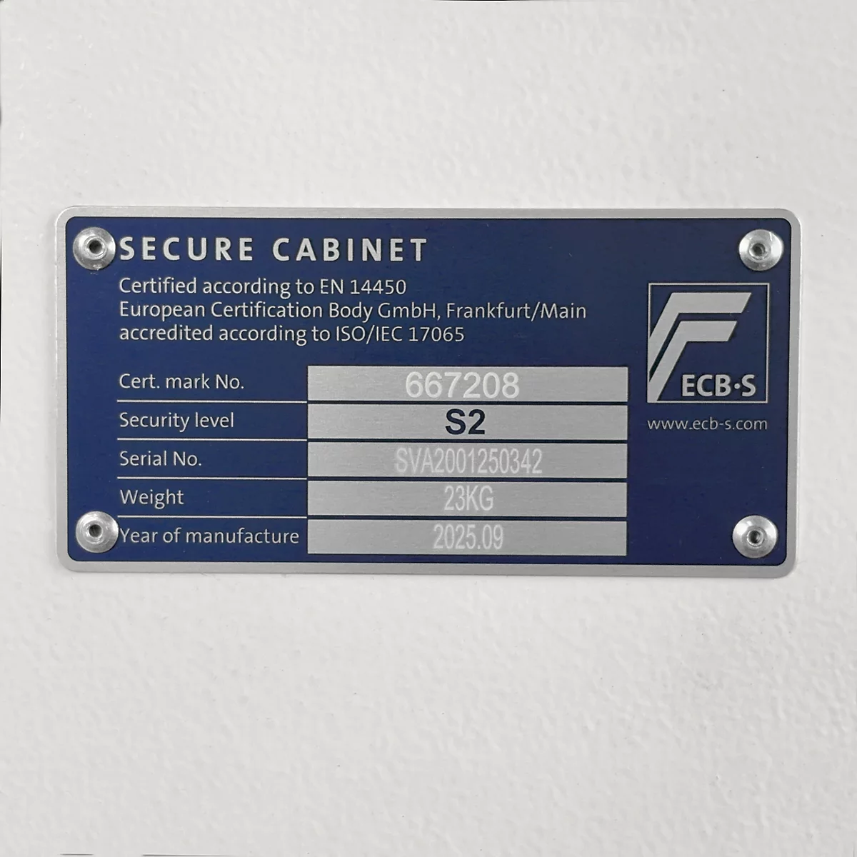 Blaues Typenschild eines Tresors mit technischen Daten wie Sicherheitsstufe S2 und Gewicht 23 kg.