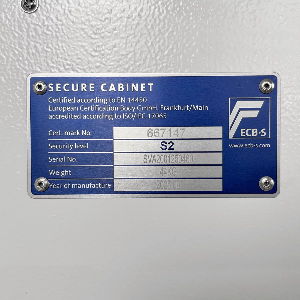 Blaues Typenschild eines SECURE CABINET mit Zertifizierungsinformationen, Sicherheitsstufe S2 und Gewichtsangabe.