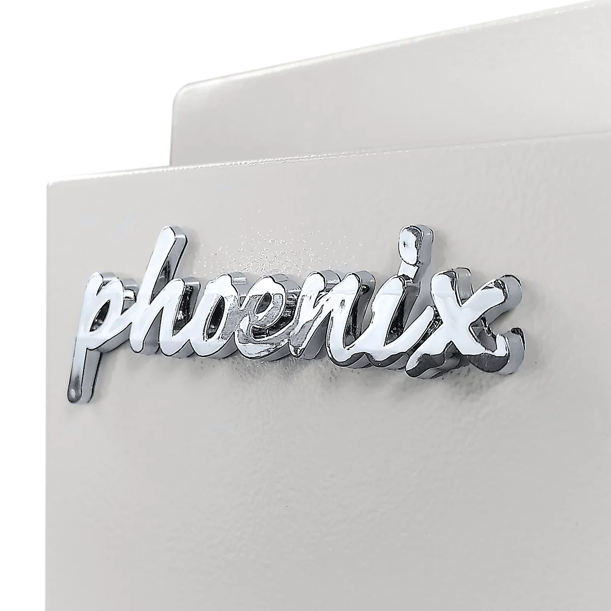 Nahaufnahme des verchromten Phoenix-Logos in Schreibschrift auf einer hellgrauen, metallischen Oberfläche.